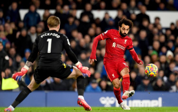 نجم ليفربول يحسم جدل رحيل محمد صلاح إلى الدوري السعودي