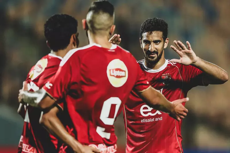 يستعد الفريق الأول لكرة القدم بالنادي الأهلي لخوض مواجهة حاسمة أمام سيراميكا كليوباترا مساء اليوم الخميس، في إطار نصف نهائي كأس السوبر المصري للأندية الأبطال 2025، وذلك في لقاء يُقام على استاد هزاع بن زايد بمدينة العين في أبو ظبي، ضمن البطولة التي تستضيفها الإمارات بمشاركة أربعة أندية هي الأهلي، الزمالك، بيراميدز، وسيراميكا كليوباترا. مواجهة قوية بين الأهلي وسيراميكا يدخل الأهلي المباراة تحت قيادة مدربه الدنماركي ييس توروب، الذي يسعى إلى قيادة الفريق نحو نهائي البطولة لمواصلة رحلة الحفاظ على الألقاب وتحقيق بداية قوية في الموسم الجديد. وتُعد المواجهة اختباراً حقيقياً للاعبين بعد سلسلة من المباريات المحلية التي أظهرت ملامح واضحة من تطور الأداء والانضباط التكتيكي تحت قيادة الجهاز الفني الجديد. في المقابل، يأمل سيراميكا كليوباترا في تحقيق مفاجأة مدوية بالوصول إلى النهائي لأول مرة في تاريخه، مستنداً إلى حالة فنية ومعنوية جيدة بعد الأداء المميز الذي قدمه في بطولة كأس رابطة الأندية، والتي توج بلقبها ليضمن المشاركة في هذه النسخة من السوبر المصري. تشكيل الأهلي الرسمي أمام سيراميكا أعلن ييس توروب عن التشكيلة الأساسية التي سيخوض بها اللقاء، وجاءت كالتالي: حراسة المرمى: محمد الشناوي. خط الدفاع: محمد هاني، ياسر إبراهيم، ياسين مرعي، وأحمد نبيل "كوكا". خط الوسط الدفاعي: أليو ديانغ، مروان عطية. خط الوسط الهجومي: أحمد سيد زيزو، محمود حسن "تريزيغيه"، وأشرف بن شرقي. خط الهجوم: نيتس غراديشار. دكة بدلاء الأهلي ويجلس على مقاعد البدلاء كل من: عمر كمال عبد الواحد، أحمد رمضان "بيكهام"، محمد علي بن رمضان، أحمد عبد القادر، محمد شكري، محمد مجدي "أفشة"، طاهر محمد طاهر، مصطفى شوبير، ومحمد عبد الله. وتشهد قائمة الفريق عودة التونسي محمد علي بن رمضان بعد تعافيه من الإصابة التي أبعدته عن المشاركة في المباراة السابقة أمام المصري البورسعيدي، وهو ما يمثل إضافة قوية لخط وسط الفريق. مواعيد وتفاصيل البطولة تنطلق المباراة في تمام الساعة الخامسة مساءً بتوقيت القاهرة، السابعة بتوقيت الإمارات، فيما يلتقي الزمالك مع بيراميدز في نصف النهائي الآخر، على أن يتأهل الفائزان إلى المباراة النهائية، بينما يخوض الخاسران مواجهة تحديد المركزين الثالث والرابع يوم 9 نوفمبر.