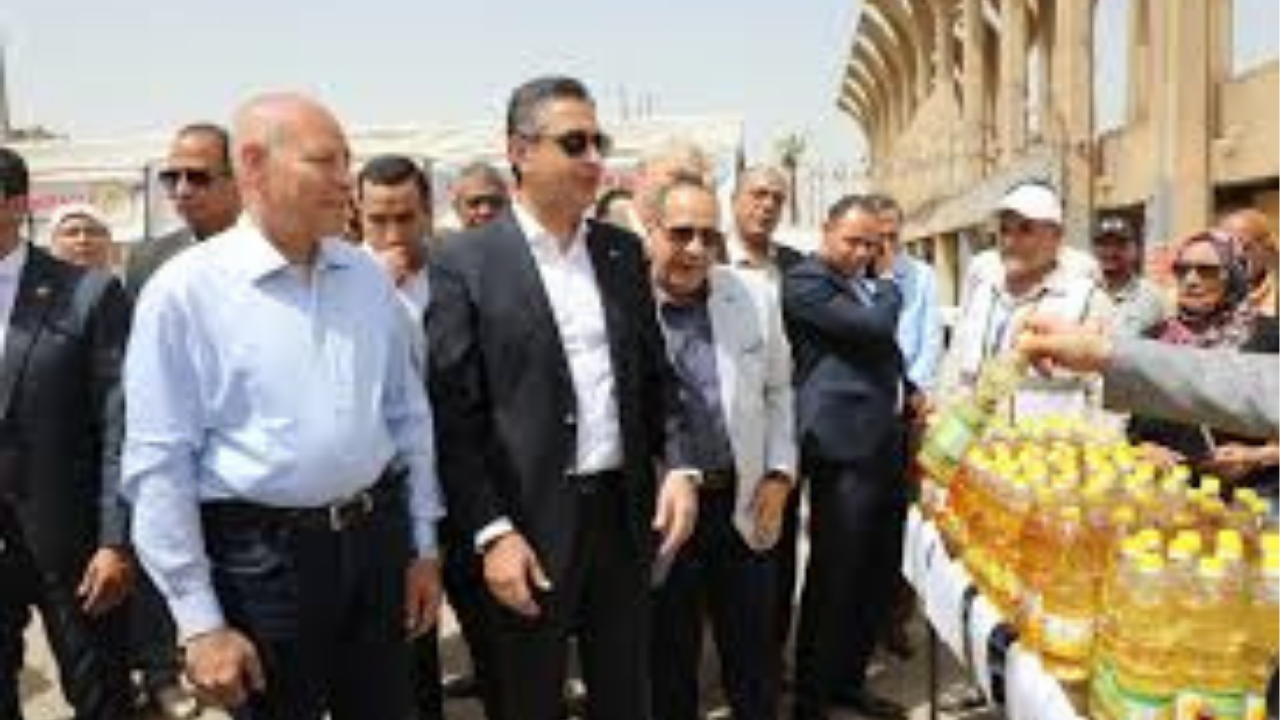 محافظ القاهرة يتفقد سوق اليوم الواحد في حي 15 مايو ويؤكد توفير السلع بأسعار منخفضة
