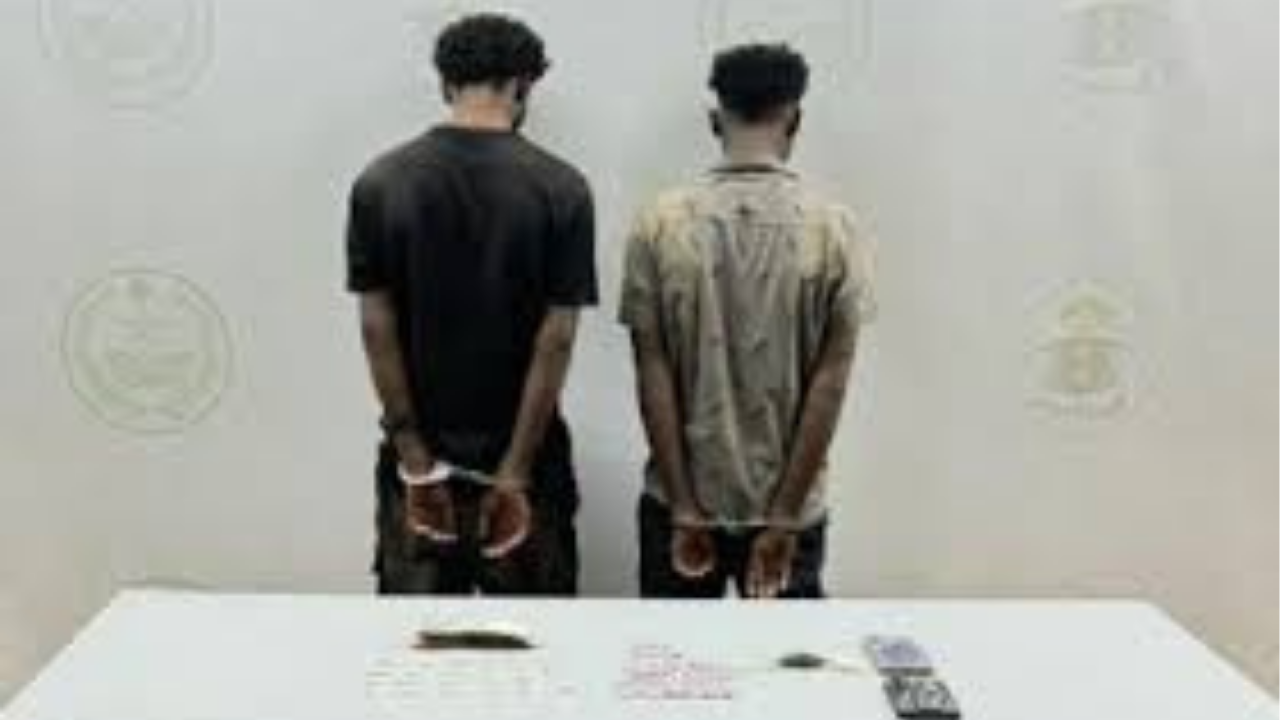 جدة القبض على مخالفين أطلق أحدهما النار على مقيم إثر خلاف على شراء ممنوعات