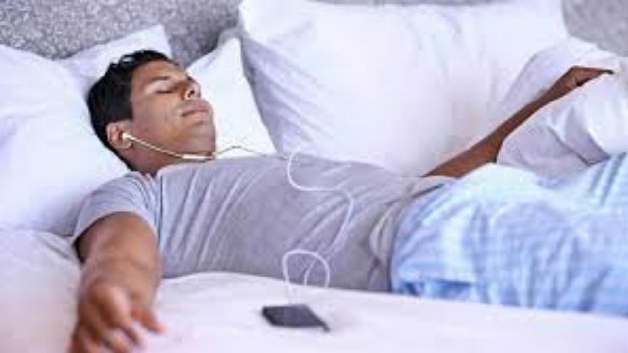 طبيب أعصاب يحذر النوم بسماعات الأذن قد يزيد خطر الإصابة بالخرف