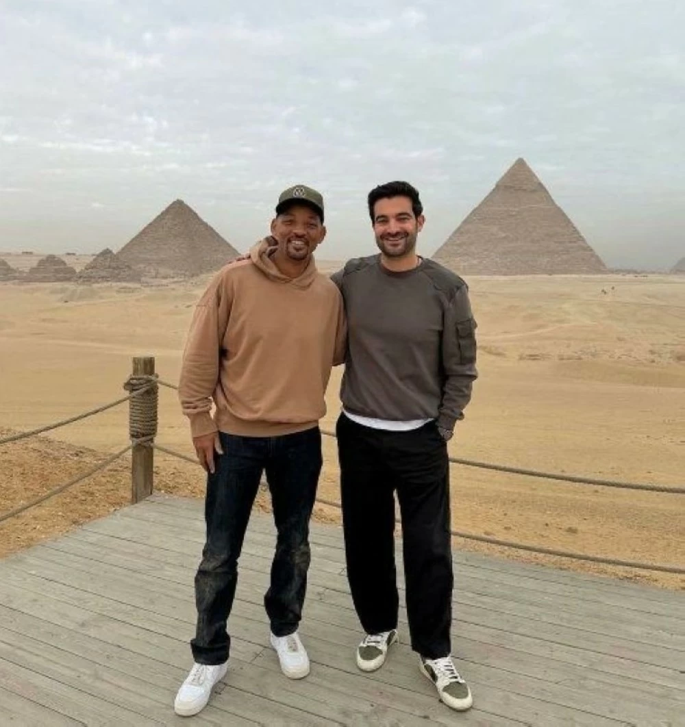 «ويل سميث يستكشف أهرامات الجيزة ويشارك لحظاته المميزة عبر الصور»